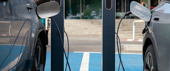 Caro petrolio, con le auto elettriche risparmiati 20 miliardi di dollari in sei mesi 