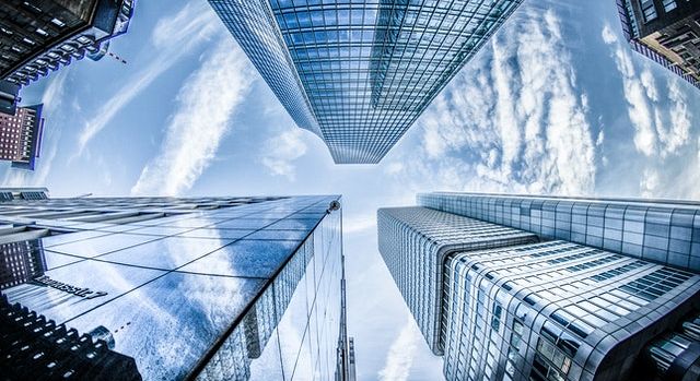 Il tracollo del commercio globale sospinto dalla discesa delle materie prime