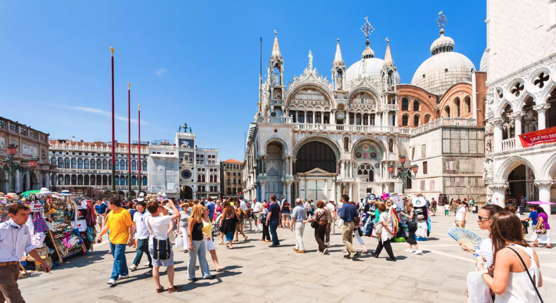 FOCUS. Il turismo cerca una via sostenibile, ma l’overtourism pone grandi sfide