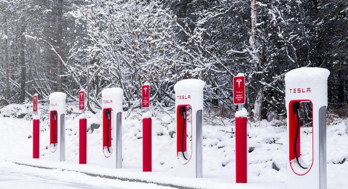 Auto elettriche bloccate per il freddo: il problema è delle colonnine