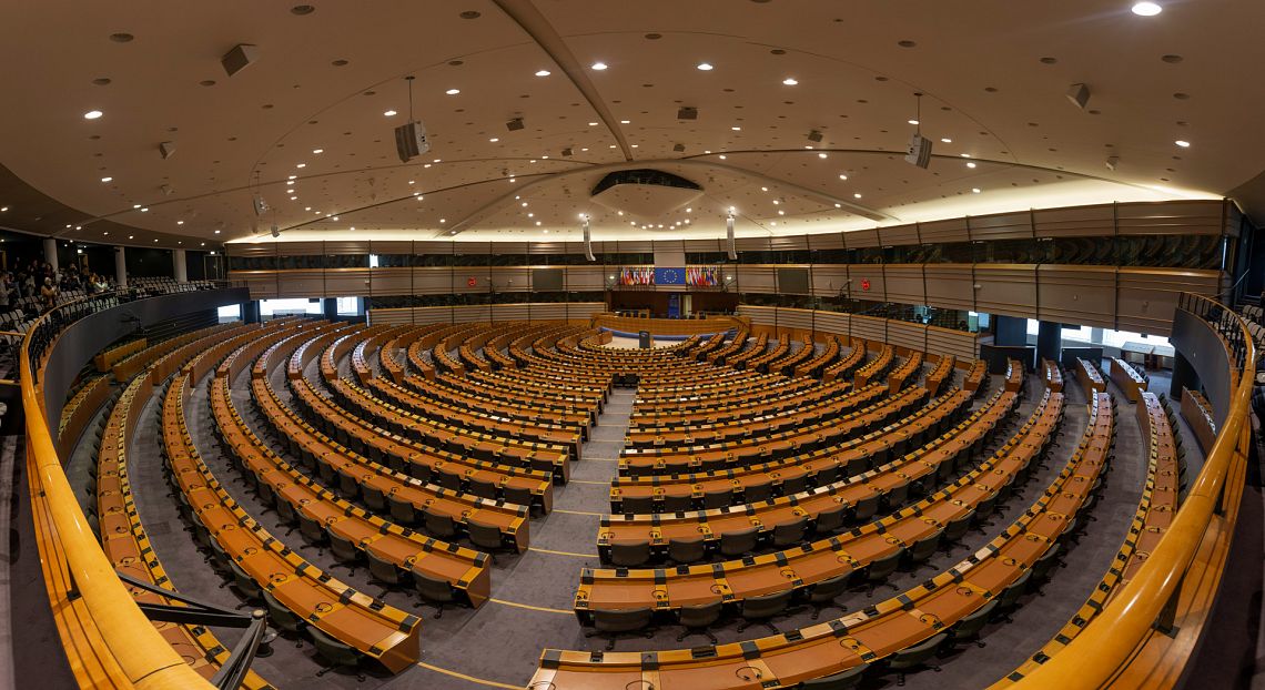 YouGov: un giovane intervistato su cinque sarebbe favorevole a un regime autocratico