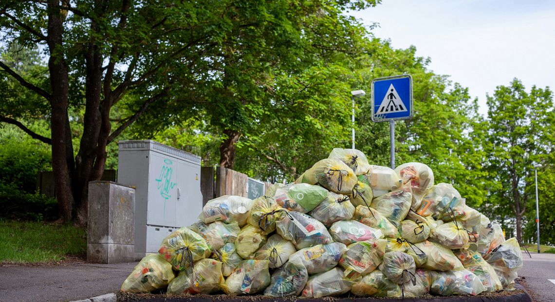 Tra rincari e riciclo: cosa dicono i numeri di Cittadinanzattiva sui rifiuti urbani